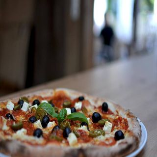 21. Salami e feta piccante Gigant 45 cm