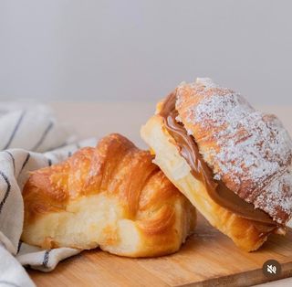 Medialunas rellenas dulce de leche