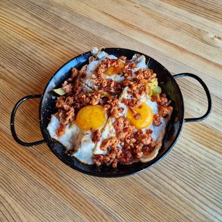 Huevos Rotos Con Picadillo