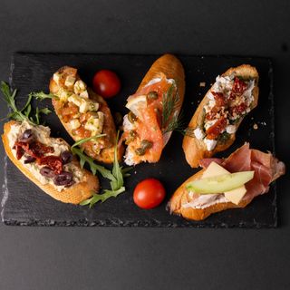 Брускети с мус от патладжан, сушени домати и маслини (6бр)