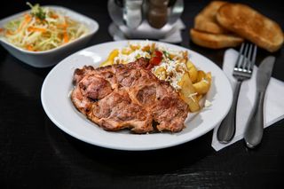 Ceafa de porc la gratar cu cartofi pai