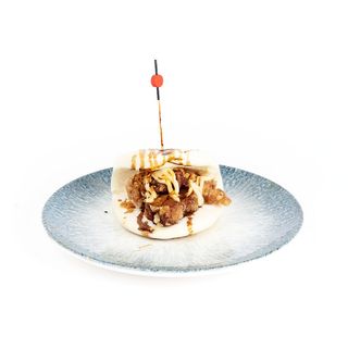 Bao De Karaage De Pollo, Cebolla Frita, Sésamo Y Mahonesa Japonesa