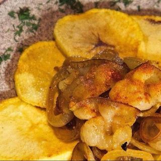 Картопля по домашньому з салом та цибулею