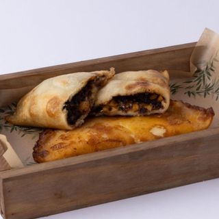 Empanada de asado negro