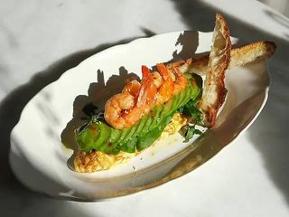 Омлет з авокадо та креветками