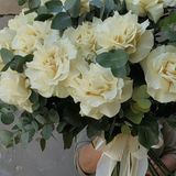 Buchet din Trandafiri Francezi si Eucalipt