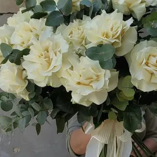 Buchet din Trandafiri Francezi si Eucalipt