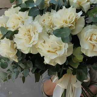 Buchet din Trandafiri Francezi si Eucalipt