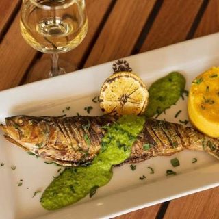 Scrumbie la gratar cu Mamaliga prajita