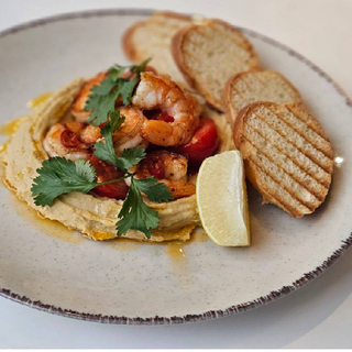 Домашній хумус з грильованими креветками та томатами чері (350 г)