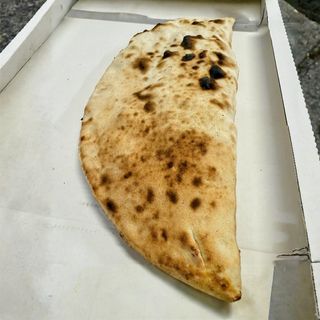 Calzone con mozzarella e prosciutto crudo