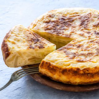 Tortilla de patatas con beicon y queso para 5-6 personas