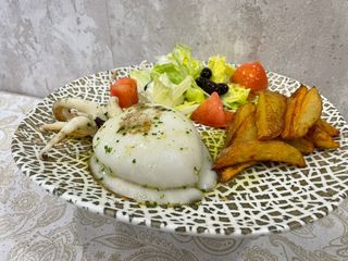 Sepia Con Ensalada Y Patatas