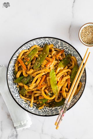 Spaghetti di grano saltati con verdure e uova