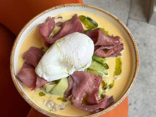 Вівсяна каша з Ростбіфом і яйцем Пашот (350г)