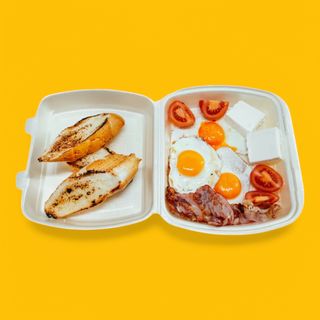 Jaje na oko i slaninica sa sirom