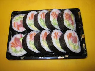 59-Surimi Salmón, Aguacate, Pepino, Atún y Mayonesa (10 Pzs.)