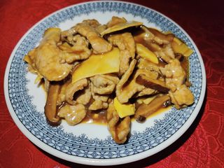 67 Manzo con bambù e funghi