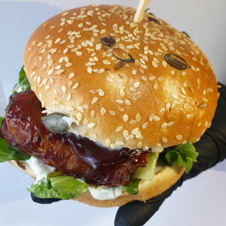 Burger din COASTE DE PORC in sos BBQ