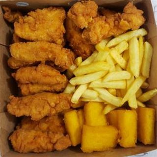 panado de frango com batat frita e polenta 