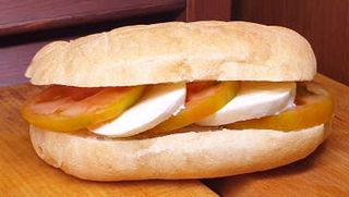Panino con pomodoro fresco e mozzarella