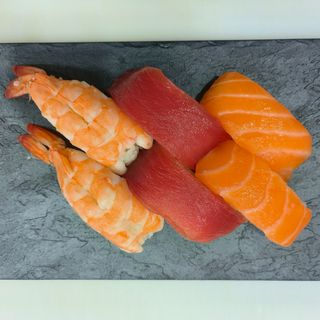 5-A Trio S.A.L 2 Nigiri Salmón, 2 Nigiri Atún y 2 Nigiri Langostino