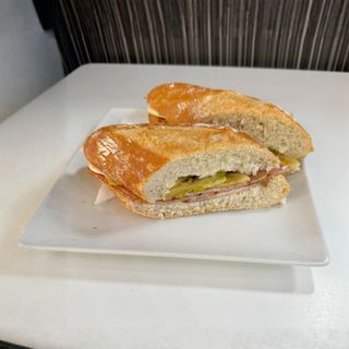 Bocadillo De Lomo Con Calabacín Y Queso