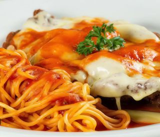 Bife de Peru à Parmegiana com espaguete (serve 2 pessoas)