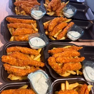 Combo 3 crispy + 3 aripioare cu cartofi prăjiți, salata și sos
