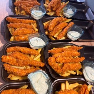 Combo 3 crispy + 3 aripioare cu cartofi prăjiți, salata și sos