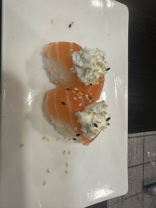 203 - Sushi salmón y queso (4 piezas)