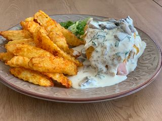 Șnițel Pomodoro cu sos de ciuperci și cartofi wedges