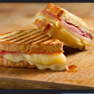 Sandwich jamon serrano y queso