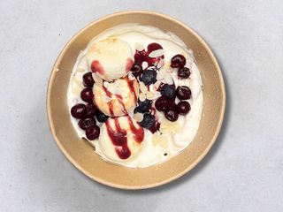 Delikatny twarogowy deser z wiśniami (300g)