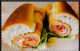 Omlet sa pečenicom i kačkavaljem u kifli