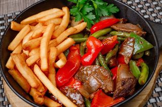 Говядина с овощами и картофелем фри