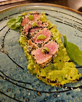 Tataki de ton cu guacamole si vasabi
