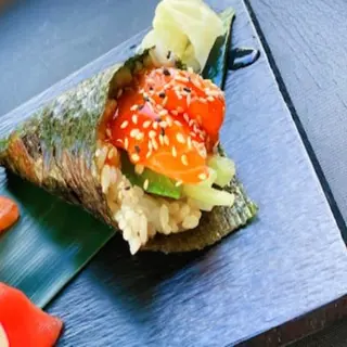 105.Temaki De Salmón (1 Pza.)