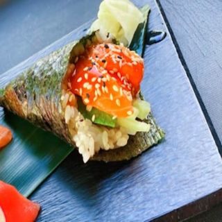 105.Temaki De Salmón (1 Pza.)