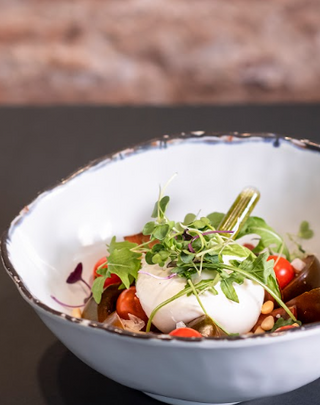 Tomate Kumato Y Burrata Inyectada Con Pesto