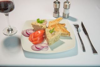 Salata de vinete cu rosii si ceapa 