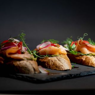 Brusketi sa dimljenim lososom 200 gr