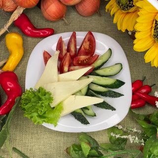Овощная нарезка  с  брынзой (200 гр.)