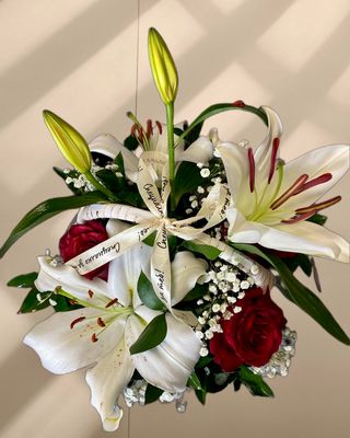 Кошница с (1бр) лилиум и (4бр) рози