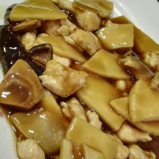 91. Pollo con bambú y setas chinas