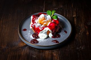 Papanași cu smântână și dulceață