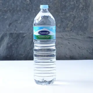 Agua botella plastico  1,5 litros