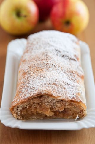 Strudel urda si stafide