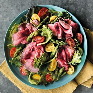 Roast beef, asparagi e pomodorini