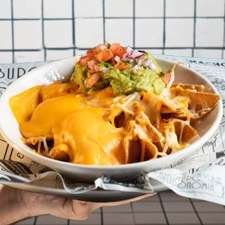 Nachos con queso y guacamole